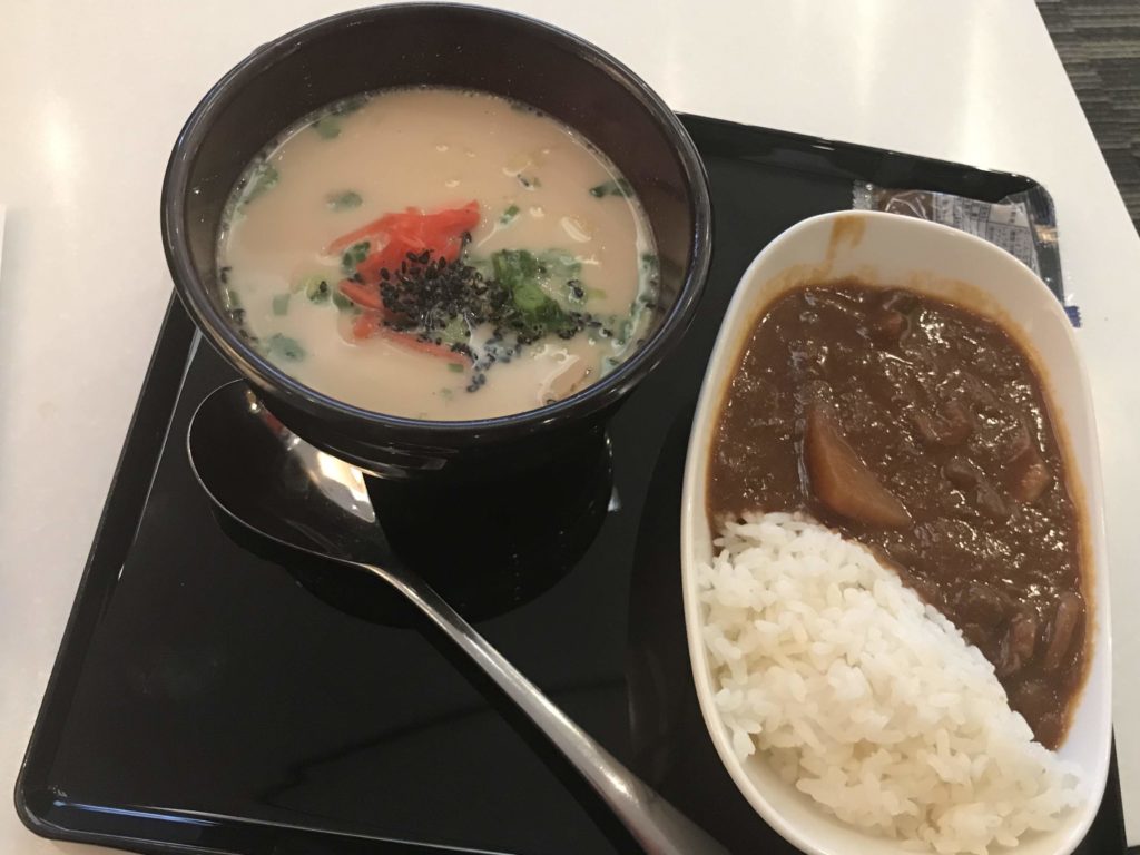 成田空港国際線ANAラウンジの豚骨ラーメンとカレー